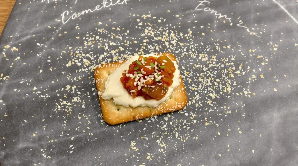 Crackers maison fromage-sésame prêts en 20 min : la recette que tout le monde me réclame pour l'apéro