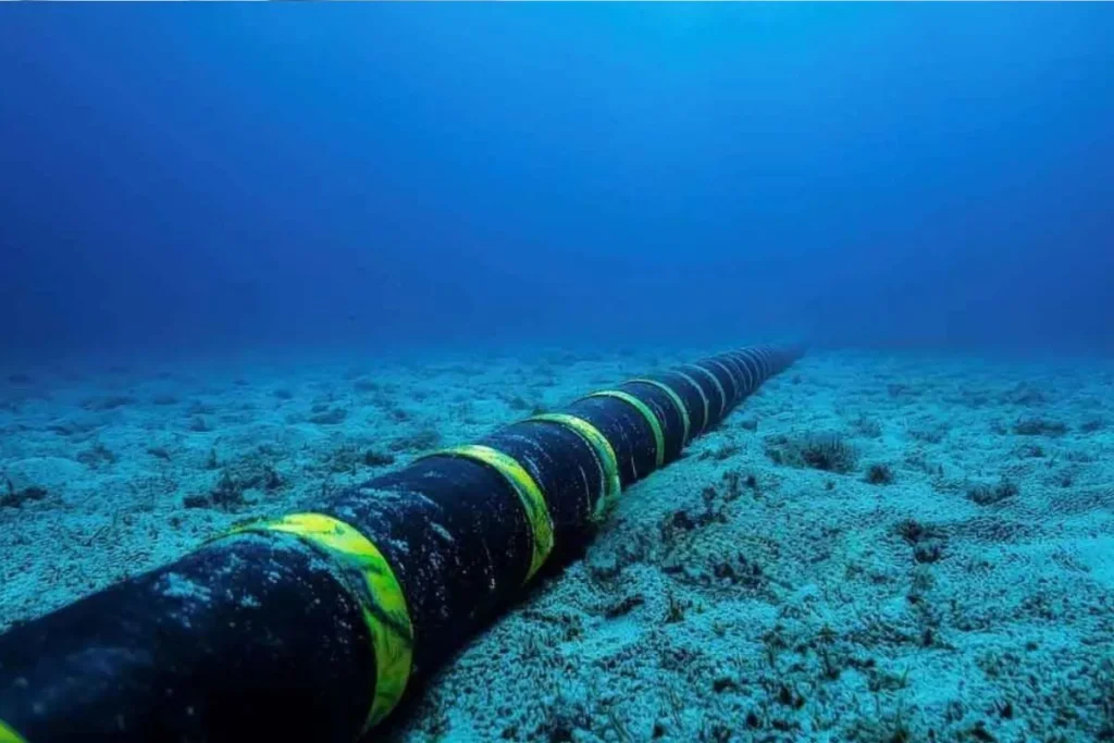 Le premier câble de fibre optique transatlantique est extrait de l’océan : plongée au cœur d’une opération titanesque